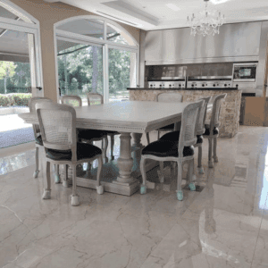 Mesa con juego de sillas