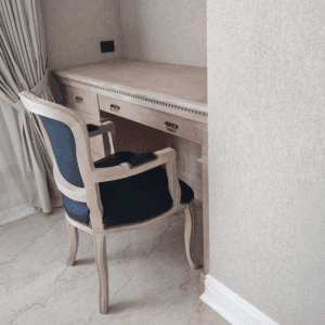 Escritorio Neoclásico en Madera Natural